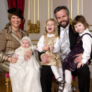 Dåpsbarnet Emma Tallulah Behn med søsken og foreldre i den hvite salong på Slottet. (Foto: Bjørn Sigurdsøn, Det kongelige hoff / Scanpix)
